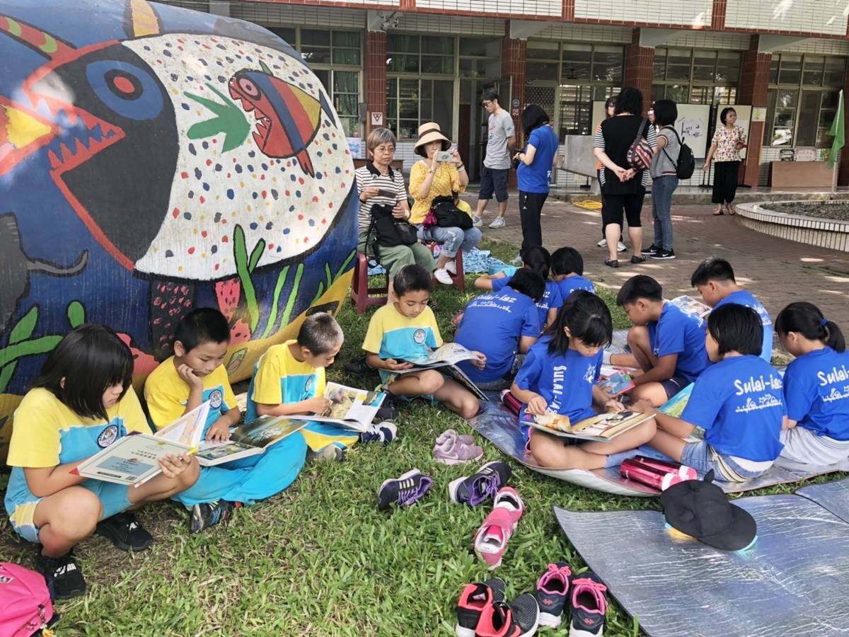 墨客閱讀小棧活動日前於海端國小據點舉行，讓參與學童以多元方式享受閱讀。