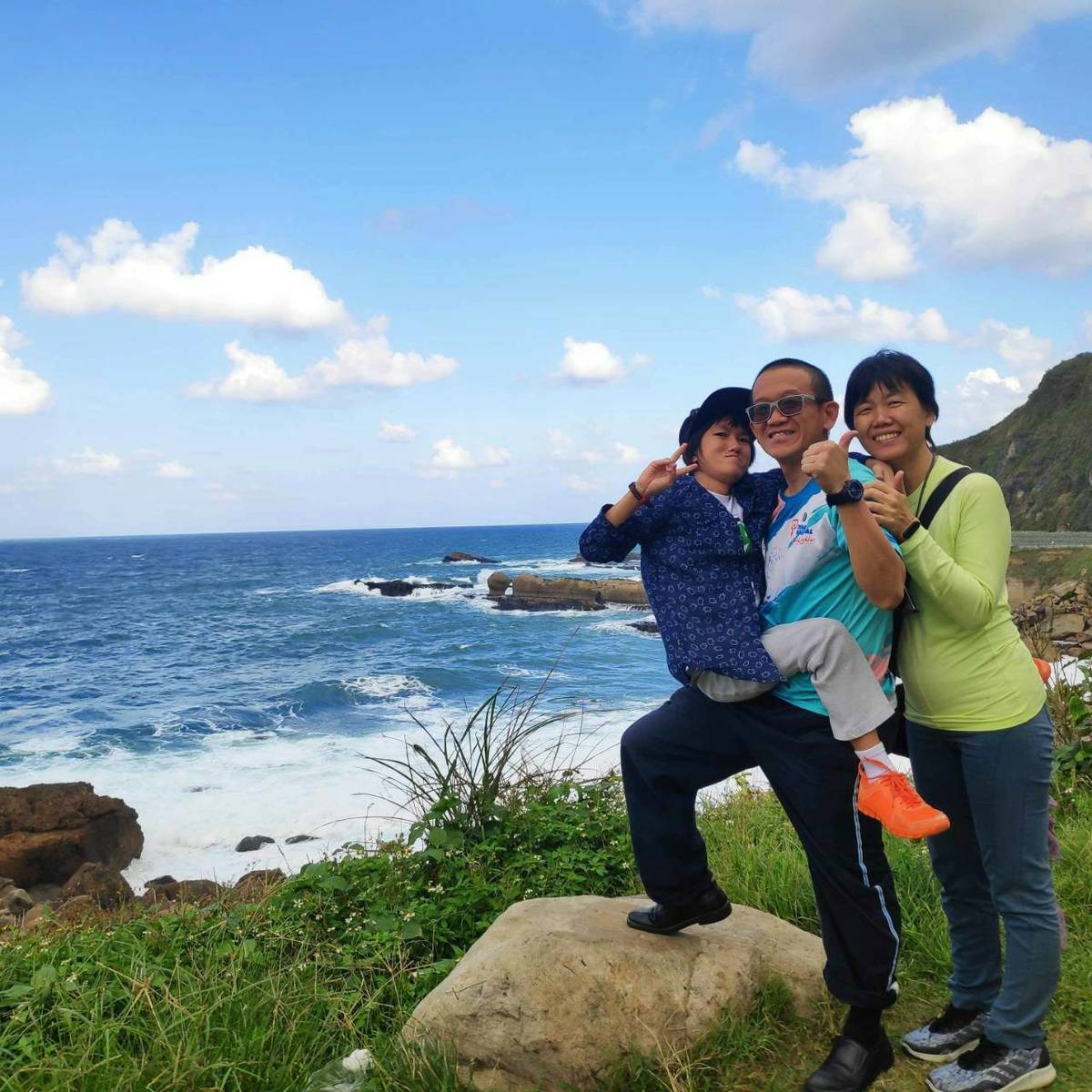 馬來西亞溶小體儲積症協會理事長陳意盛(中)與  妻子謝建芬(右)、小女兒李瑋玲(左)
