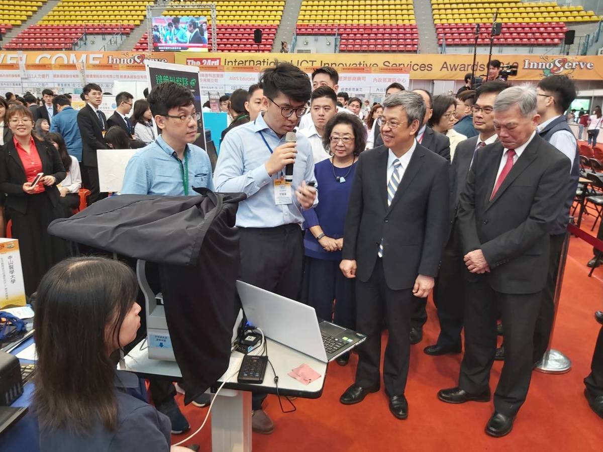 陳建仁副總統聽取競賽隊伍的創新研究