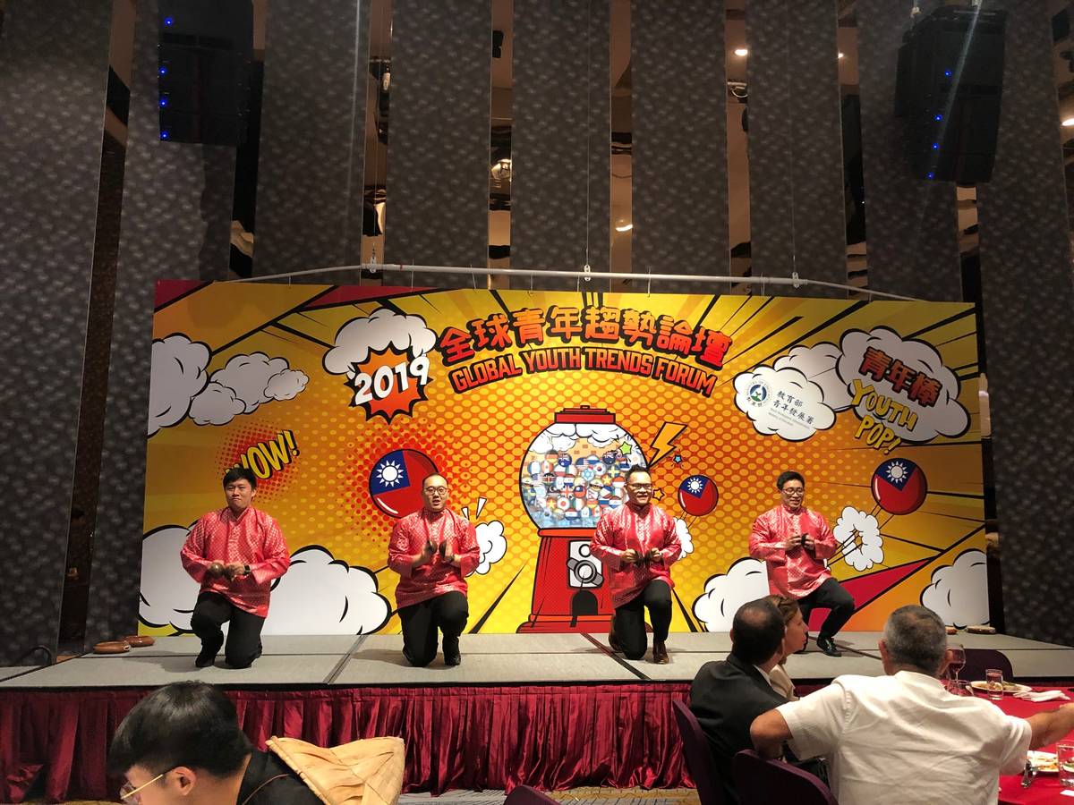 在文化之夜中，表演傳統舞蹈「TARI TEMPURUNG」的汶萊青年。