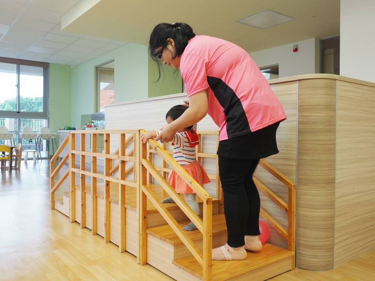 哈拿之家的寶寶們在信實樓啟用前，搶先到新家園初體驗，寬敞明亮的環境，讓寶寶們玩得好快樂。