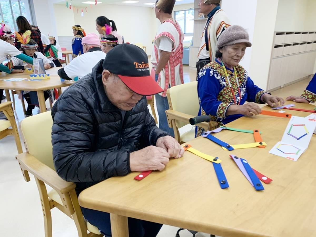 新生老人日間照顧中心使用的桌椅，符合長輩的活動需求，椅子也能因應長輩所需而調整。