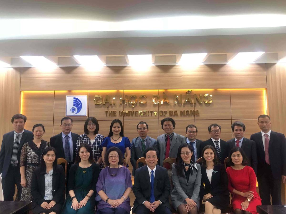 峴港大學總校暨轄下代表與教育部代表團合影