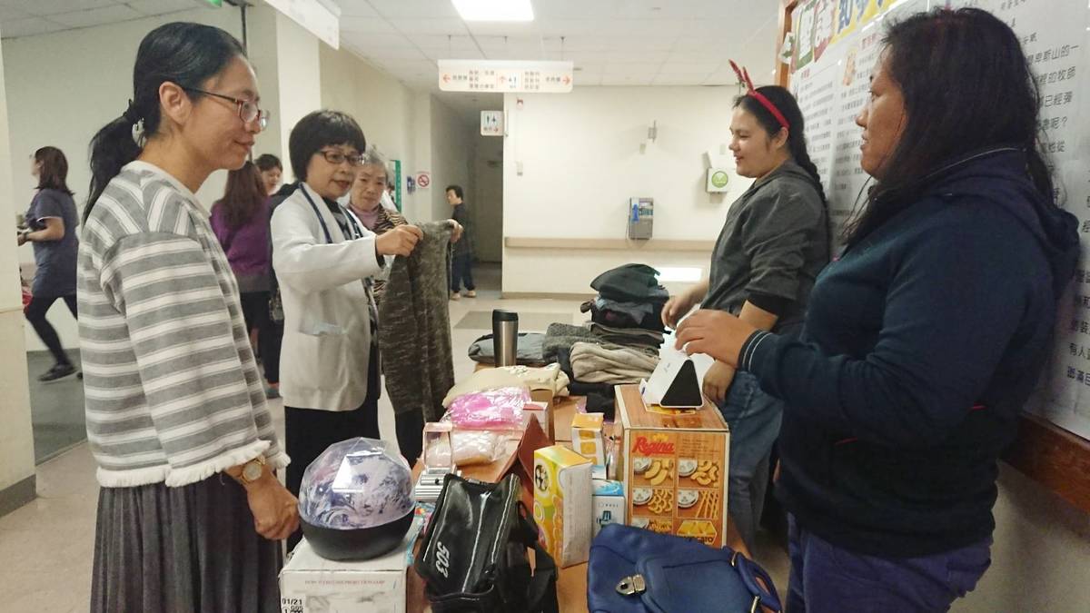 東基百貨熱鬧登場，現場販售超人氣滷味、二手衣物，另有各國特色小吃，許多攤位一早就被搶購一空。