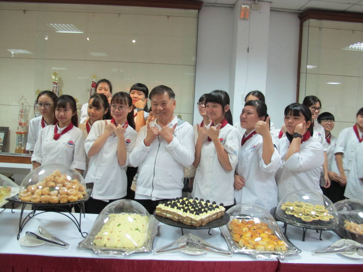 王品集團創辦人戴勝益(圖中)鼓勵明台高中學子，餐飲能翻轉他們的未來