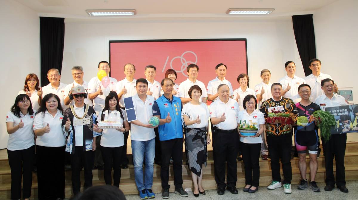 臺東縣長饒慶鈴(前排右6)舉辦就職一週年茶會，與縣府局處首長合影。