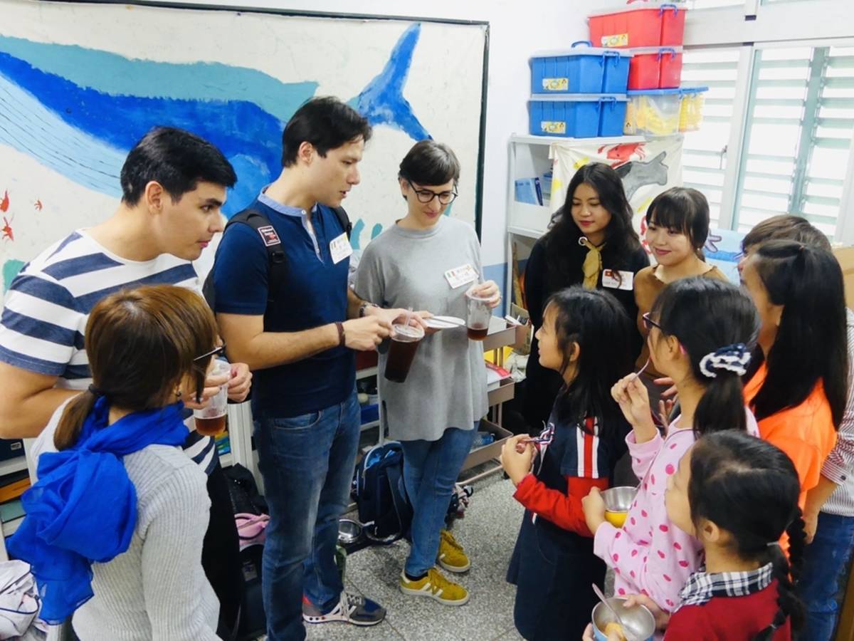 外籍生與小學生交流