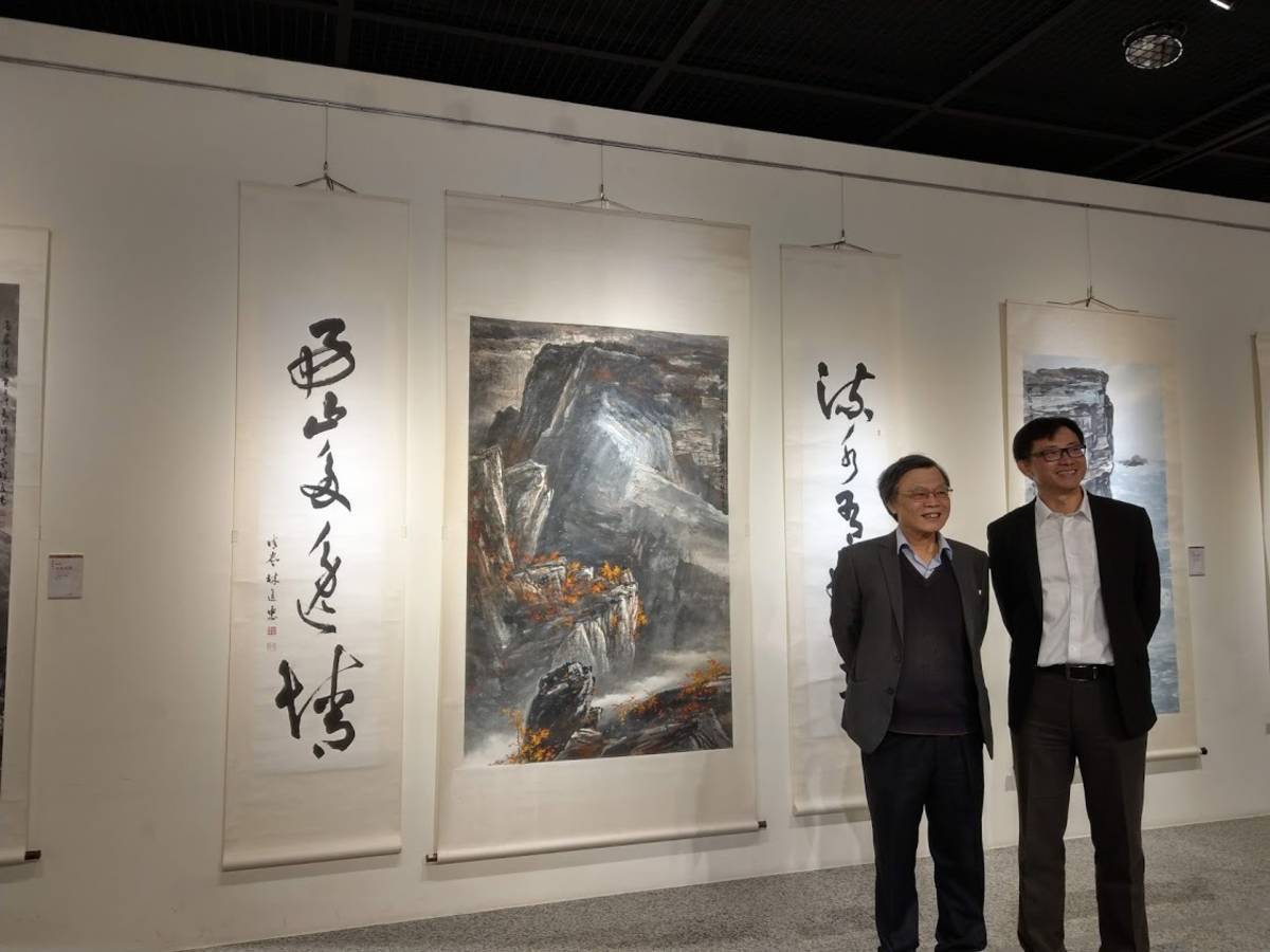 「雲煙流水 林進忠書畫展」林進忠老師(左)與書畫作品合照