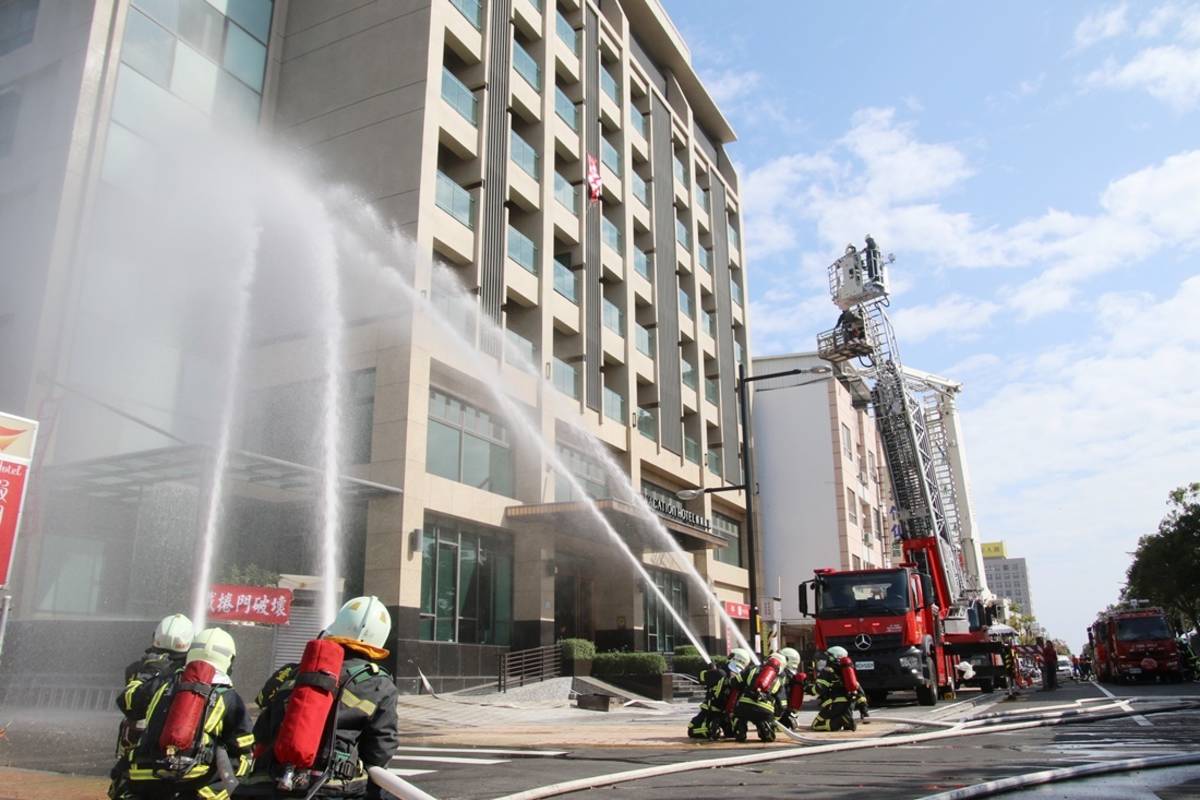 臺東縣第一輛32公尺直線前端曲折雲梯車首次亮相，演練過程逼真。