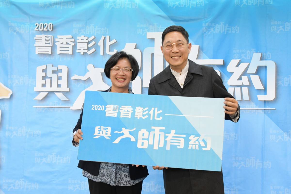 「相聲瓦舍」創辦人馮翊綱老師(右)18日於彰化演藝廳分享「發揚吾笑精神 談喜劇與幽默」