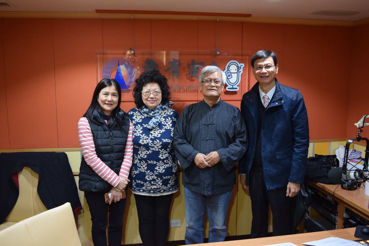 監察院副院長孫大川(右二)與謝臺長(右一)、主持人張慧心(左二)
及黃主任(左一)合影。