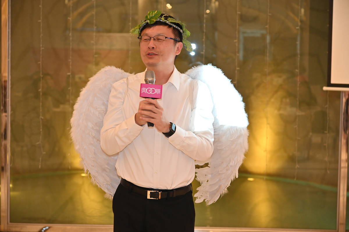 張明文局長穿著邱比特衣換裝致詞