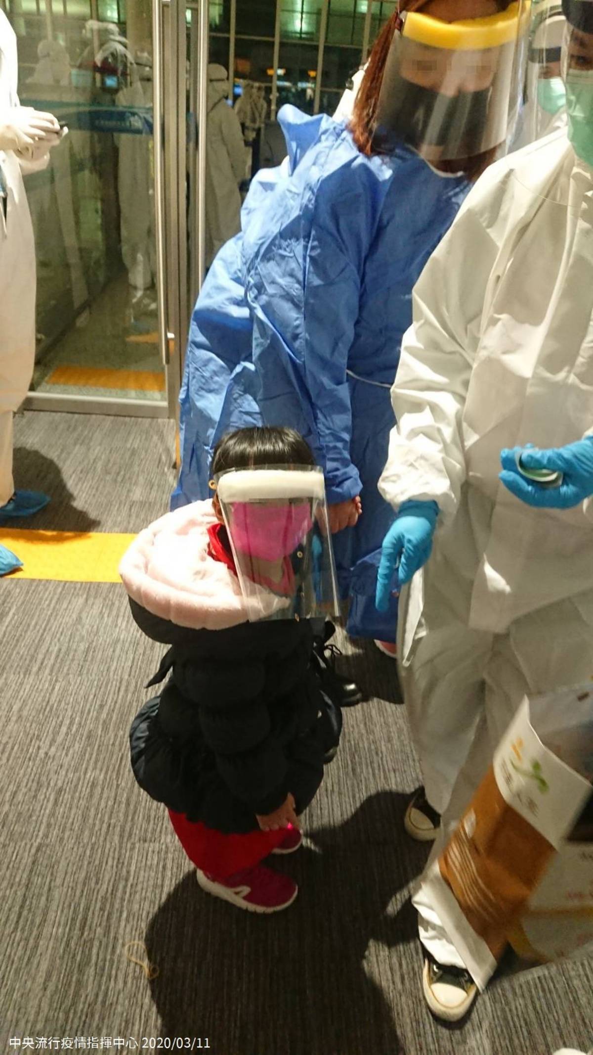 第二批武漢包機返台國人中有許多年幼兒童，防疫人員貼心手工製作符合小朋友體型的防護面罩，以保護兒童全程安全。（中央流行疫情指揮中心提供）