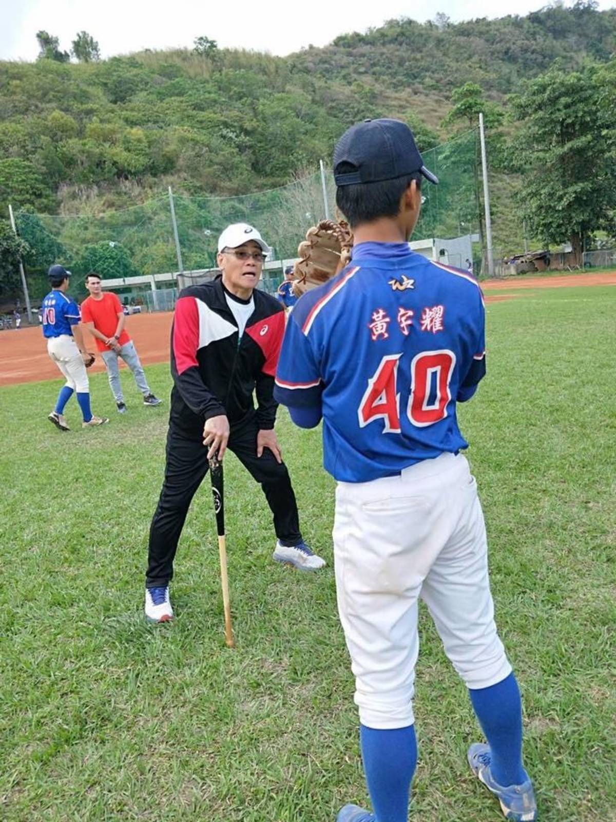原棒協邀請郭源治回到家鄉臺東，與縣府教育處長林政宏討論基層棒球發展，更親臨基層球隊指導投手，期許培育出更多未來之星。