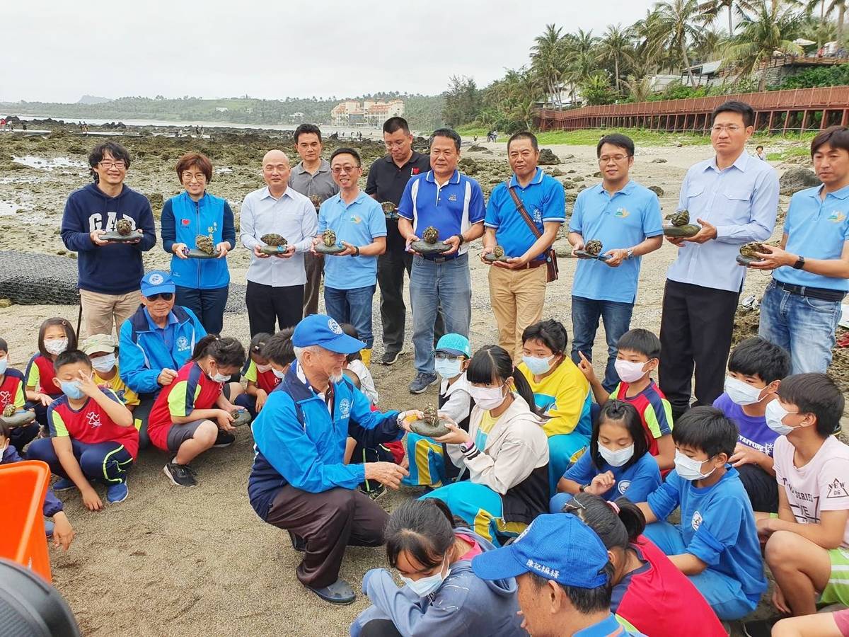 臺東縣政府與農委會水產試驗所合作，計畫在富山漁業資源保育區復育「硨磲貝」，今(31)日邀請富山國小學童一起移植硨磲貝幼貝。