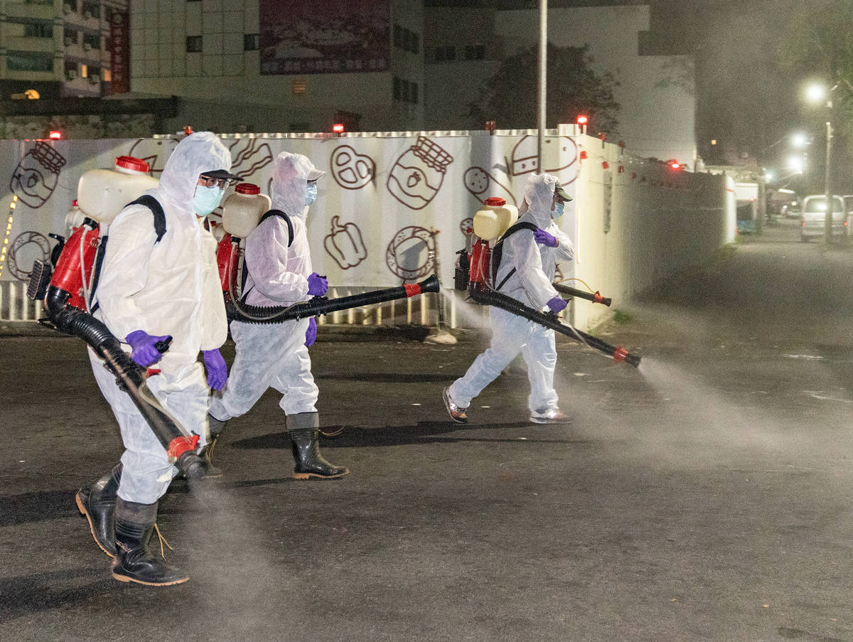 臺東縣環境保護局在觀光夜市收攤後進行全面性消毒