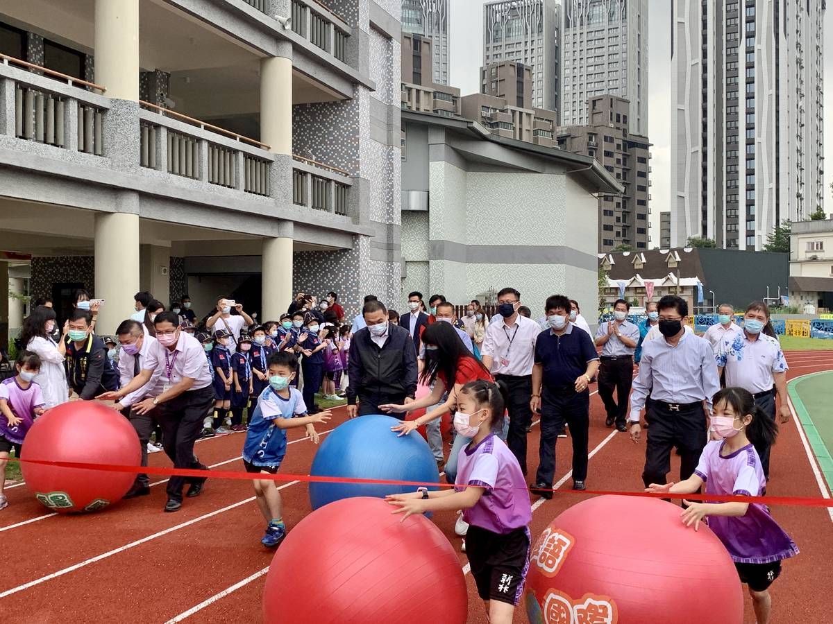 新北市長侯友宜與新林國小學童一起參與活動