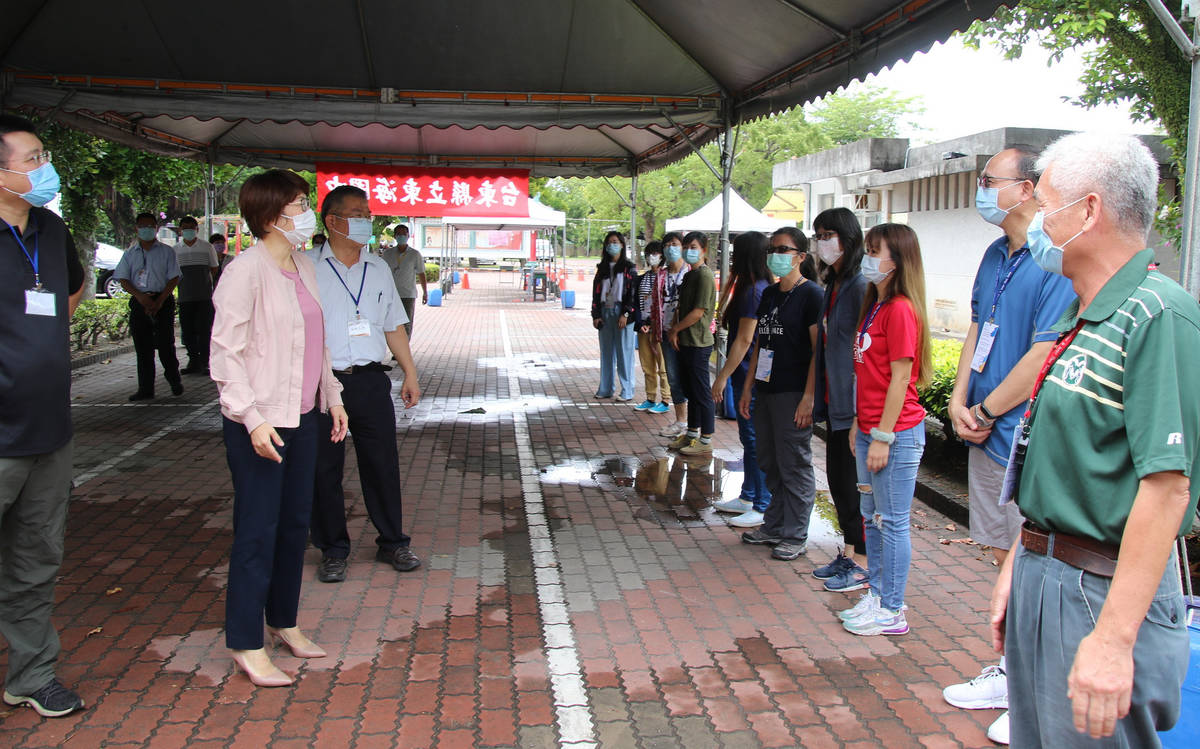 臺東縣長饒慶鈴在臺東女中校長王垠等人的陪同下，前往考生休息區加油站，慰勉陪伴學生的各校校長及師生。