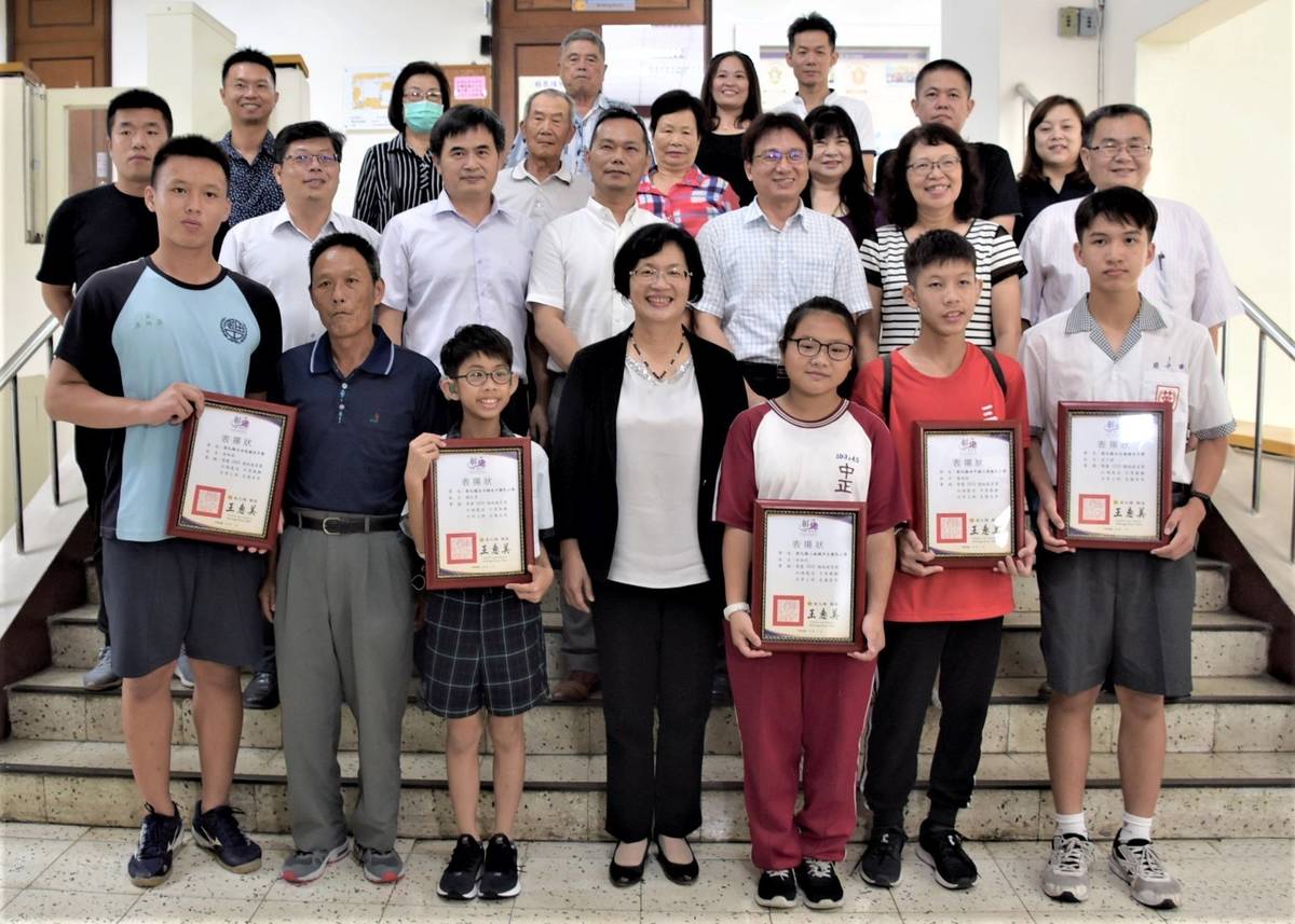 彰化縣教育處表揚2020年榮獲總統教育獎的5位學子合照 (照片:彰化縣政府)