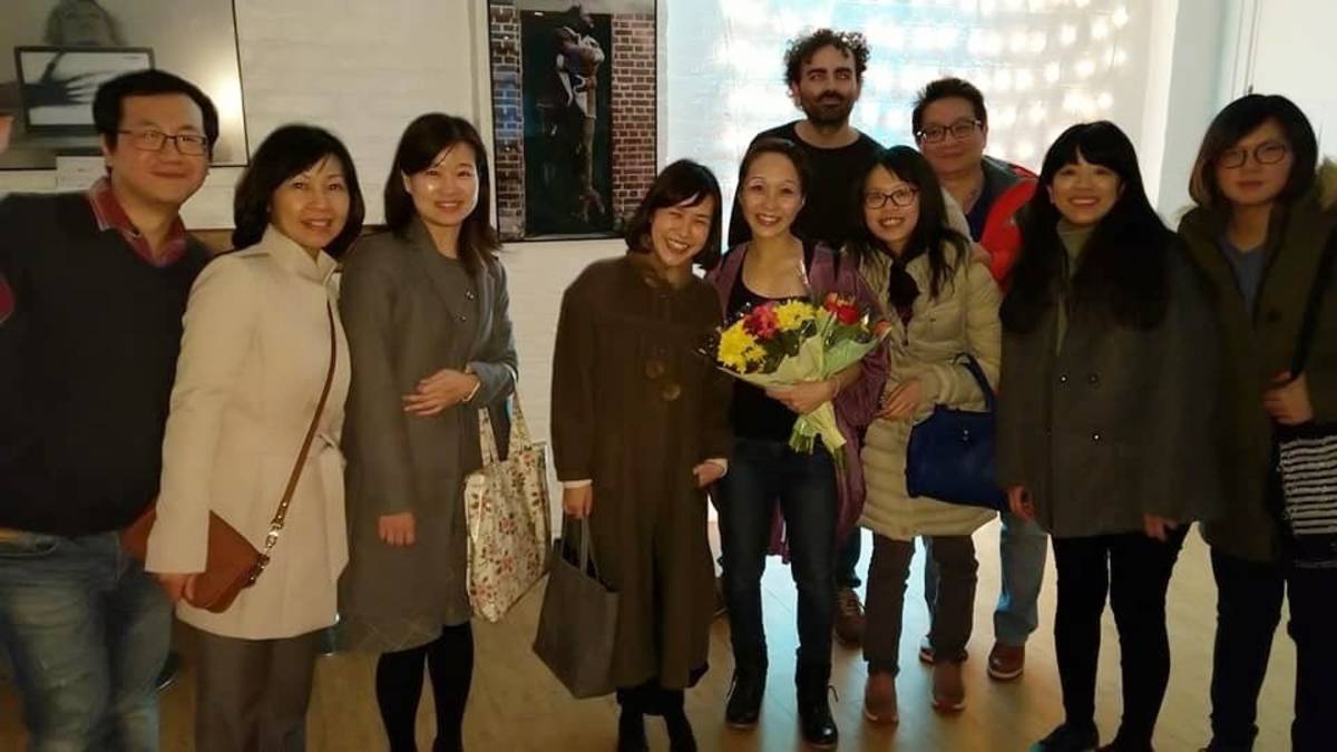 臺東旅英專業舞者吳幸亞(前排右4)，在線上免費提供瑜珈教學，幫助旅英臺人在家防疫增強免疫力，也希望進一步推展免費課程，服務英國NHS的醫護人員與臺灣醫護人員。