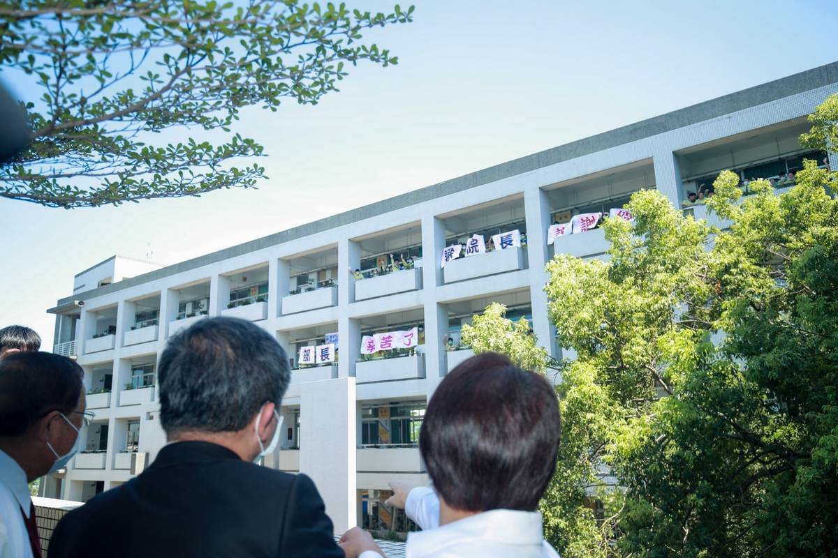 學生熱烈歡迎來訪官員（圖片來源：臺中市教育局）