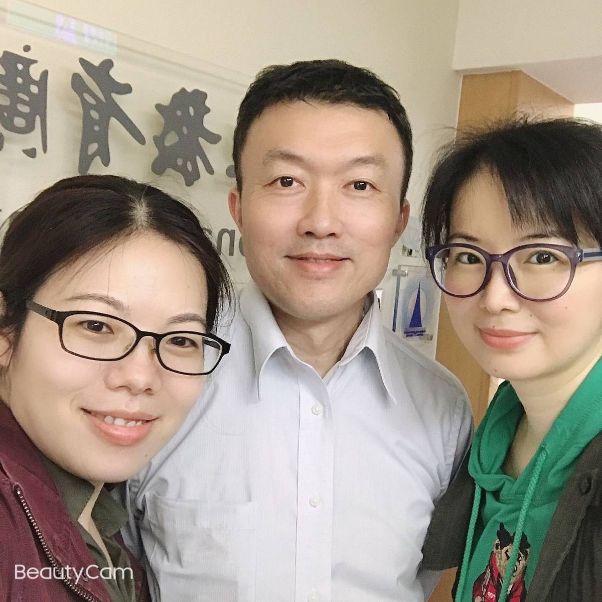 由左至右為主持人孫珮珊_來賓陳柏蒼_主持人葉沁彤.jpg