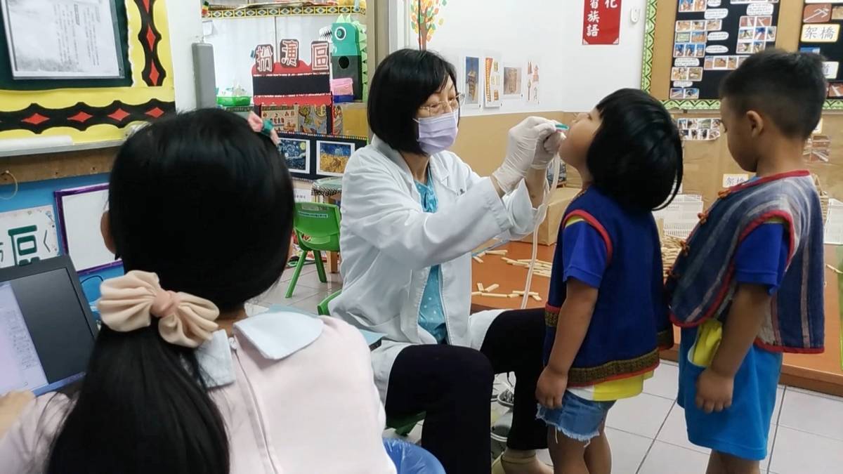 衛福部臺東醫院深入各鄉鎮幼兒園，定期為學童牙齒塗氟，8年下來觀察到偏鄉幼齡學童蛀牙率確實減少。