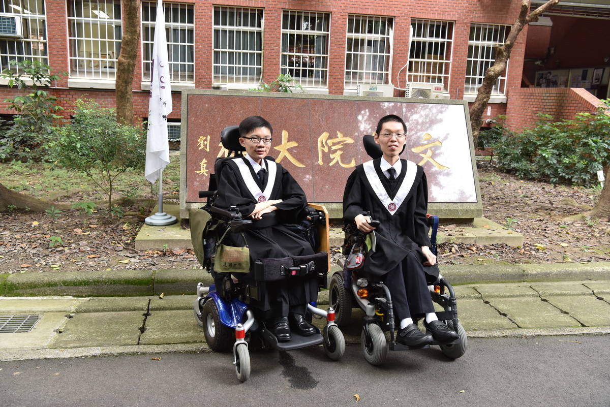 臺師大國文系畢業生周允然(右)、吳韋諒不受身體限制所苦，認真向學，以優異成績畢業(臺師大提供)