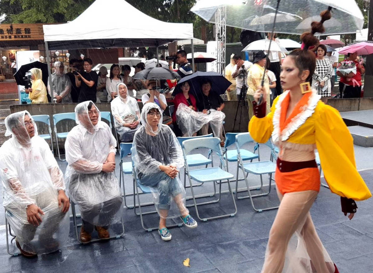臺東縣長饒慶鈴(前排左三)穿著雨衣為演出者打氣