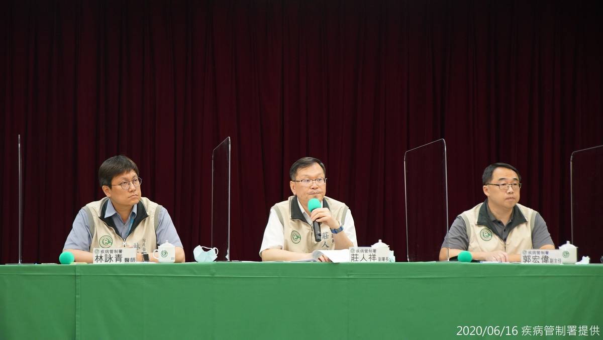 疾管署副署長莊人祥(中)、防疫醫師林詠青(左)及郭宏偉副主任召開記者會(疾管署提供)