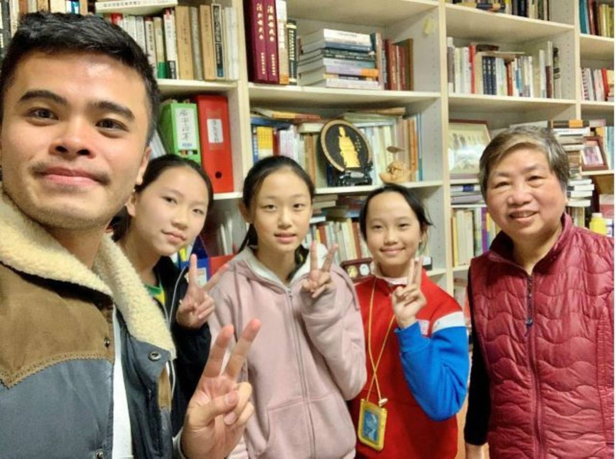 新北市中正國小資優班李家兆老師帶領學生走訪中央研究院，蒐集文獻資料及訪問專家學者。