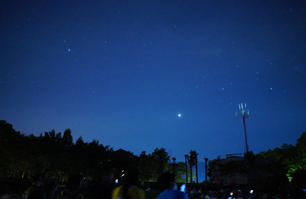 在海端鄉布農族文化館登場的臺東最美星空音樂會，吸引上千民眾前往體驗追星之旅。