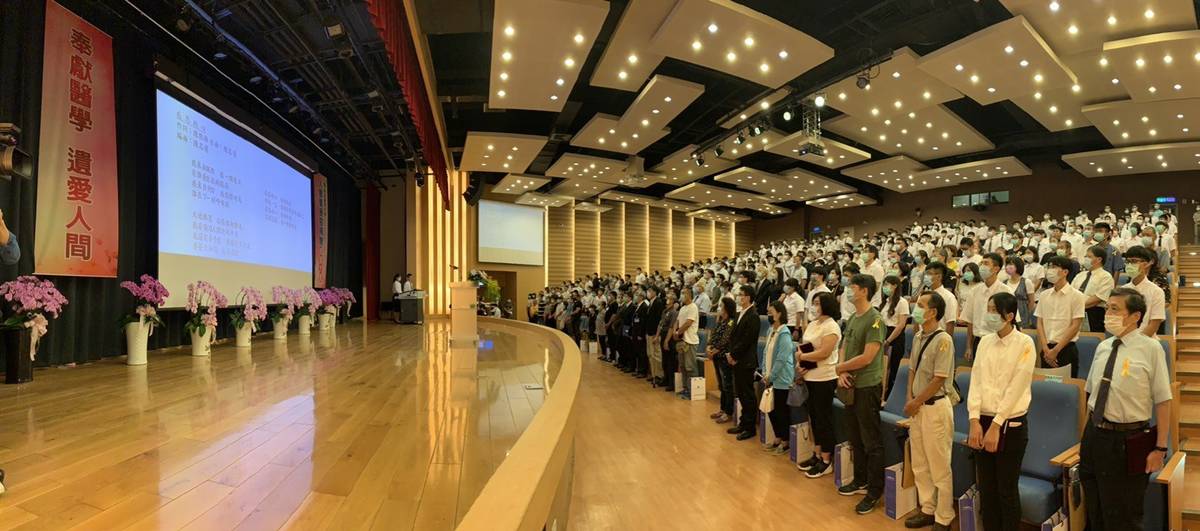 高醫大師生在「感恩的心」歌聲中，一同緬懷大體老師