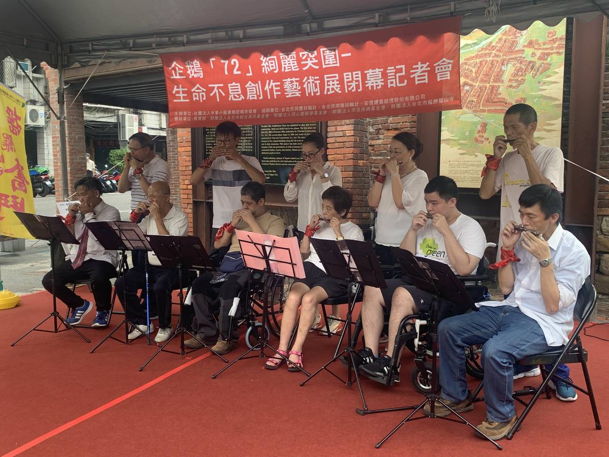 社團法人中華小腦萎縮症病友協會每年都會在剝皮寮歷史街區辦理創作藝術展，展現出病友們的生命力。