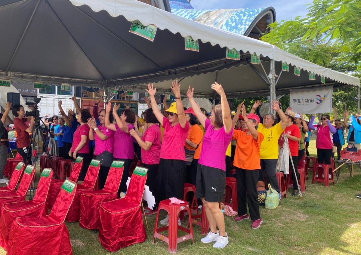 臺東縣政府與臺東大學體適能指導團隊合作，啟動「健康肌力Young 生活不一樣」下鄉巡迴，透過正確運動指導，讓部落長輩們愛上運動。