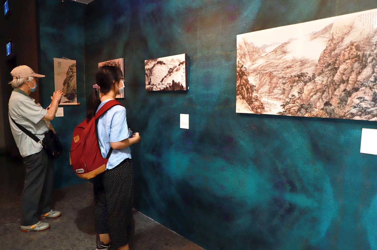 國立歷史博物館館藏特展呈現臺灣山水地景的豐富樣貌，吸引民眾駐足欣賞。