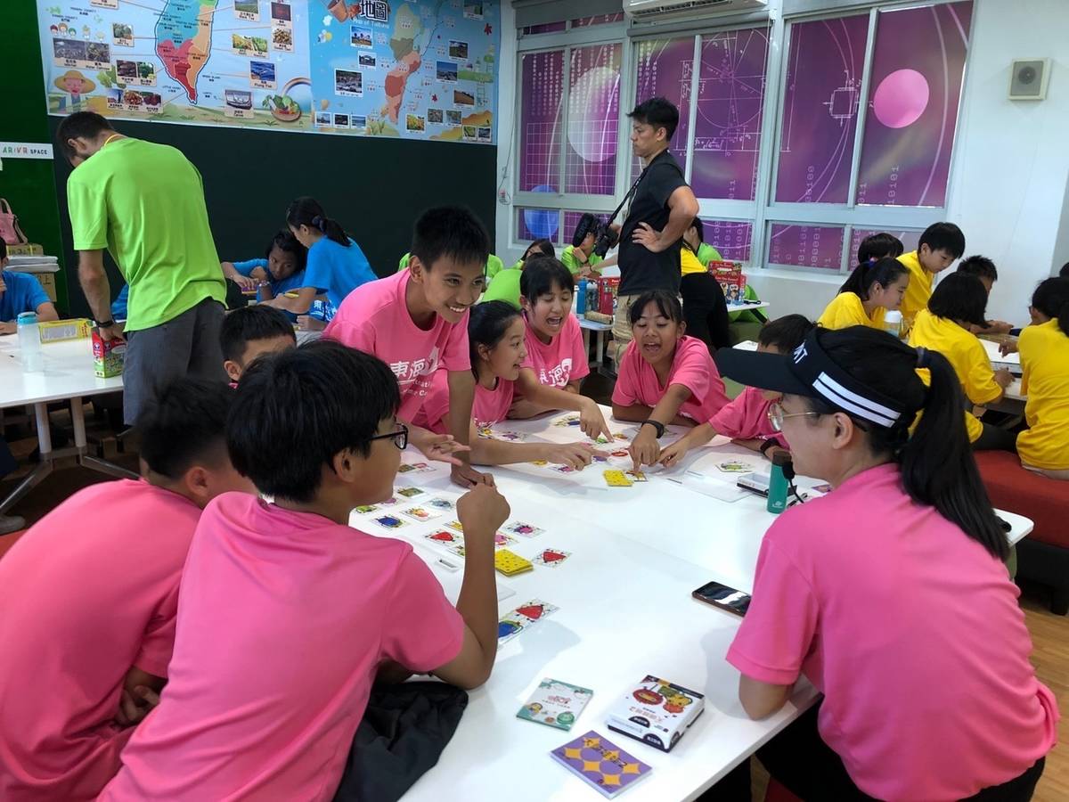 臺東縣東海國中辦理國際教育營隊，由英語行動列車的中外師為學生們設計了多元精彩的課程。