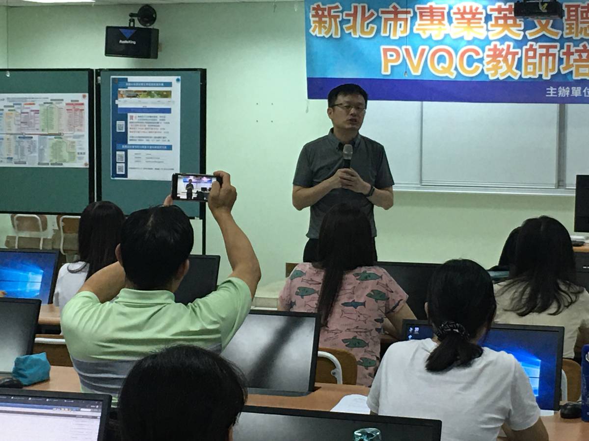 教育局長張明文局長鼓勵增強教師的外語能力，共同投入雙語教育的行列。