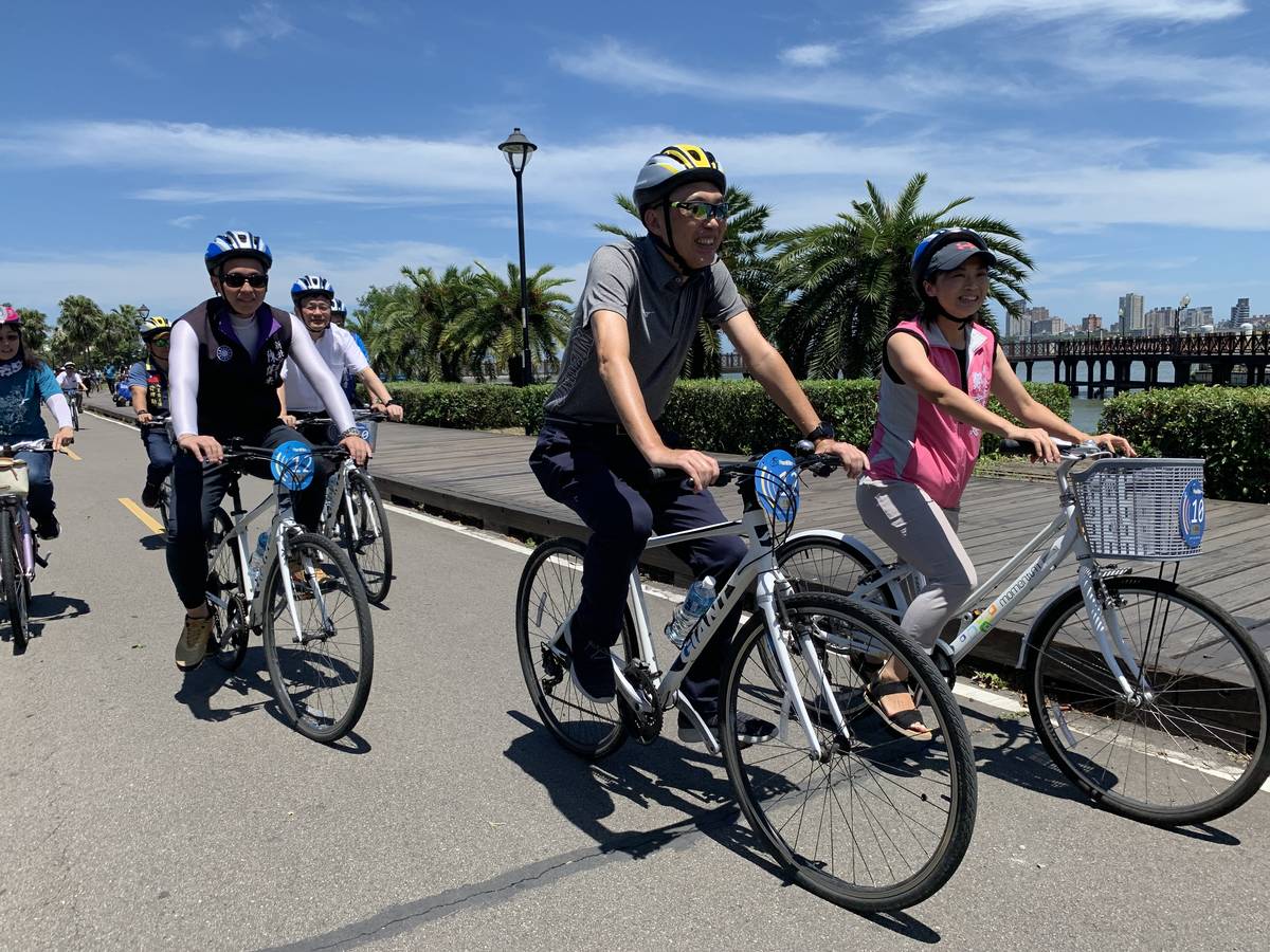 新北市副市長與米倉國小親師生一起在八里左岸自行車道騎乘單車。