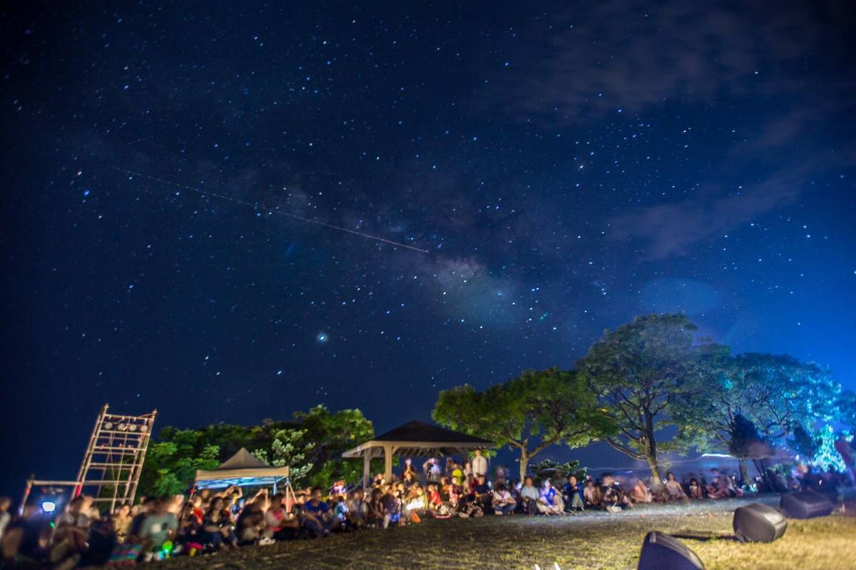 八仙洞前的夜空繁星點點，不愧最美星空盛名。