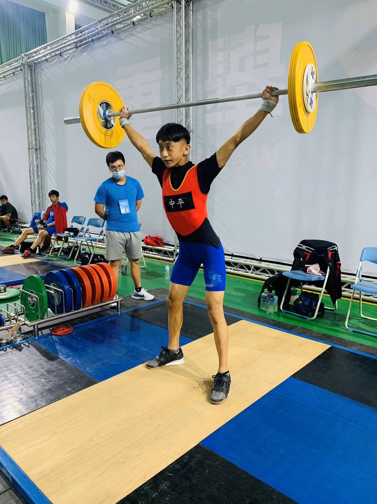 中平國中顏睿賢全中運比賽表現優異在國男組55公斤級的抓舉、挺舉及總和，一人三項皆刷新大會紀錄。