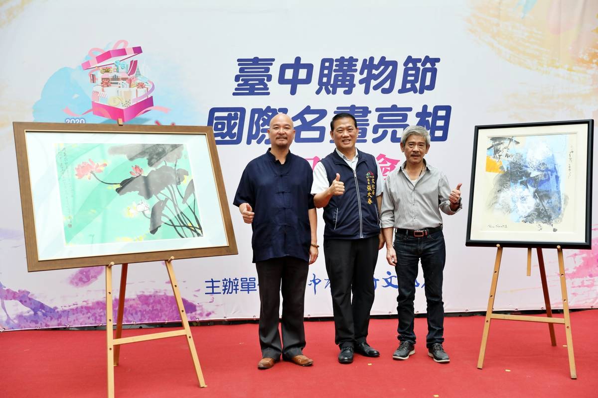 文化局長張大春與二位畫家畫作合影
