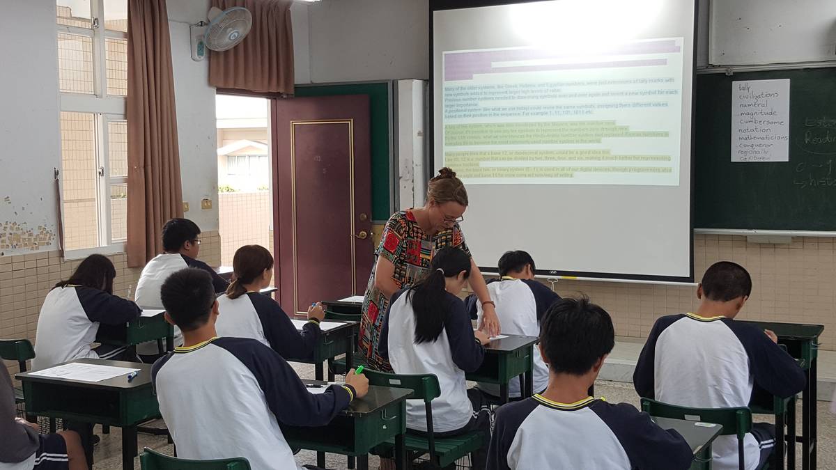 外師於課堂上引導學生進行英語溝通