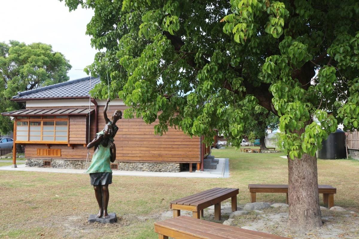 臺東市民權里日式建築群的銅雕作品，可以看到大小孩揹著小小孩，仰頭試圖撩下樹頭的蟬，模樣生動逗趣，宛如被時代定格的回憶場景。