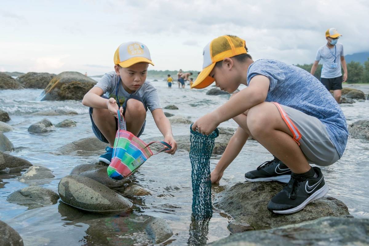 活動中帶領學童認識潮間帶生物，也學習部落貝類採集文化。