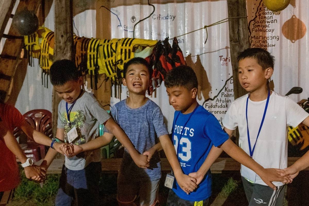 學童深入部落學習傳統歌謠與舞蹈。