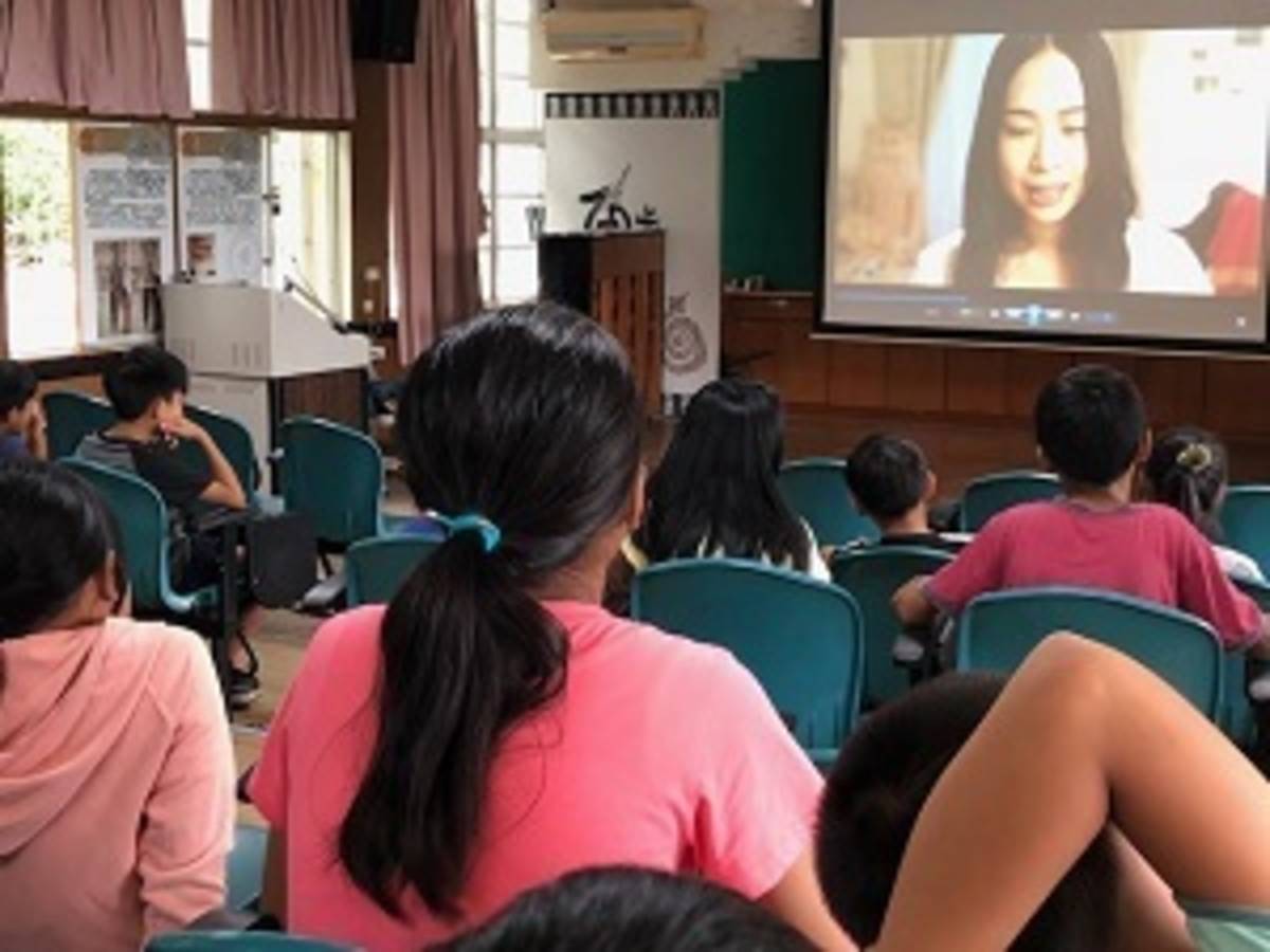 團隊師生指導臺東排灣部落學童網路直播技巧(照片來源：黃葳威）