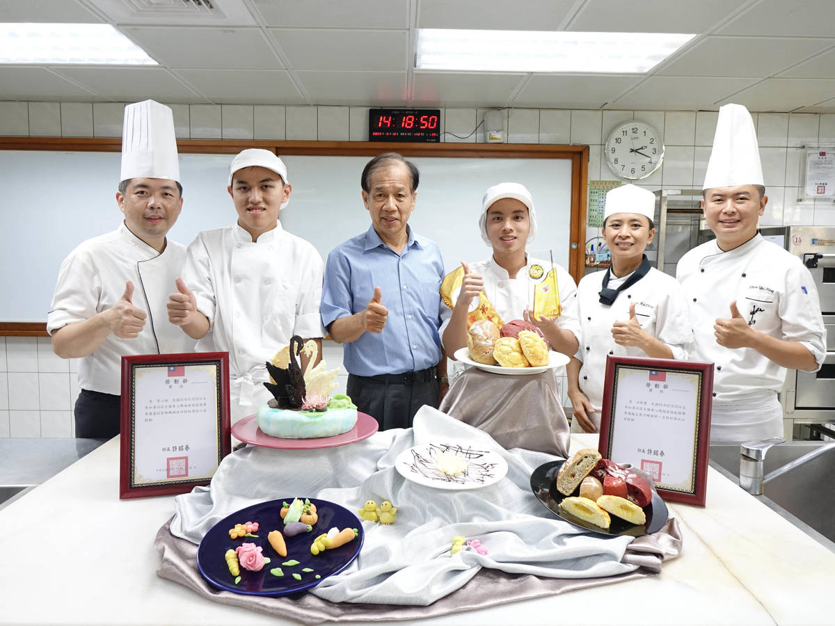 左起為黃宏仁老師 李心誠 林昭億校長 洪斯豐 詹喜琴老師 簡裕明老師