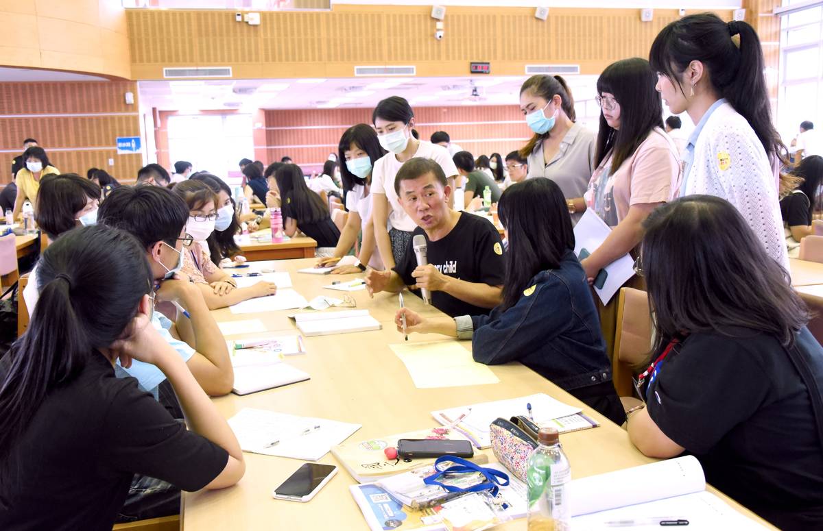 新北新進教師研習以學習、設計、試教三階段培訓教育新血即戰力。