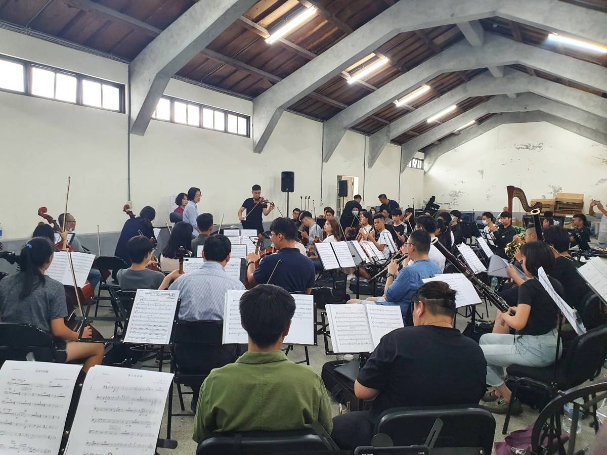 臺東回響樂團於位在臺東糖廠文創園區13號倉庫的樂團新場館，為即將演出的音樂會彩排。